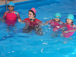 fbc-swimming-girls-with-instructor