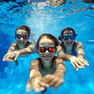 fbc-swimming-inside-water-glasses