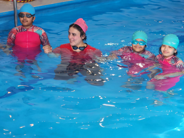 fbc-swimming-girls-with-instructor