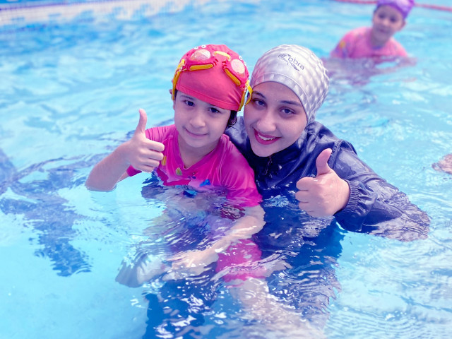 fbc-swimming-with-lady-trainer