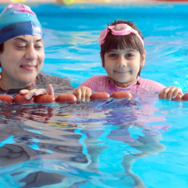 fbc-swimming-kids-with-lady-instructor