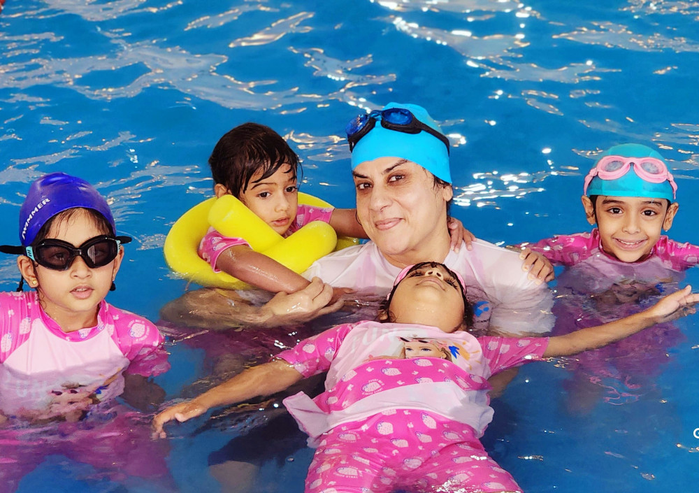 Swimming Kids with Lady Trainer Special Classes Fit Box Center